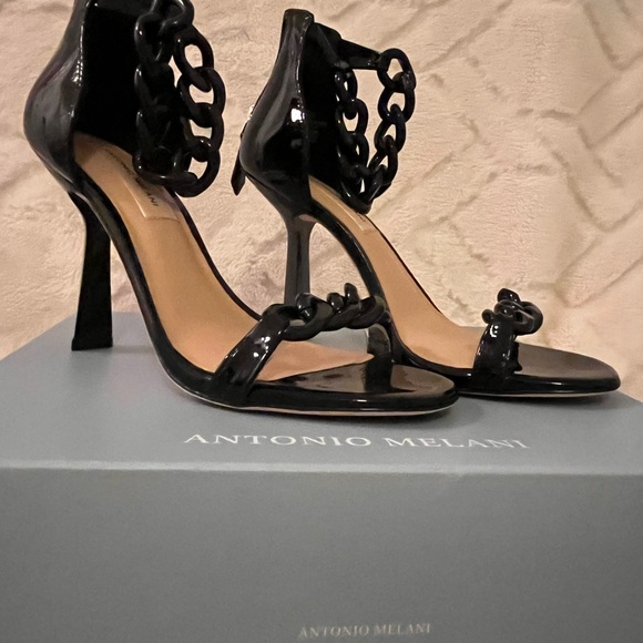 Black patent chain heels size 7.  New with box. - Picture 2 of 4
